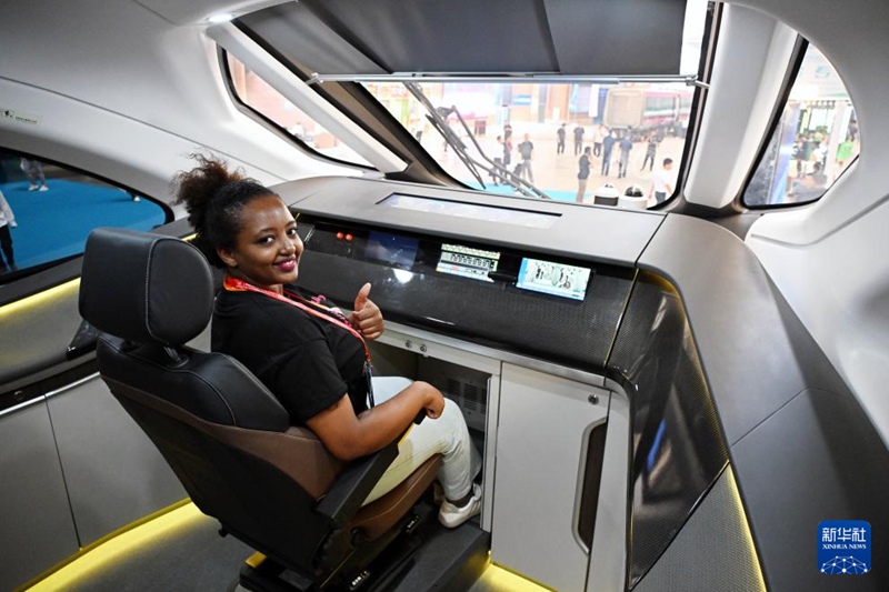 Treni ya teknolojia za kisasa yenye viwango vya China ya kutoa huduma kati ya miji yaoneshwa kwa mara ya kwanza Qingdao, China