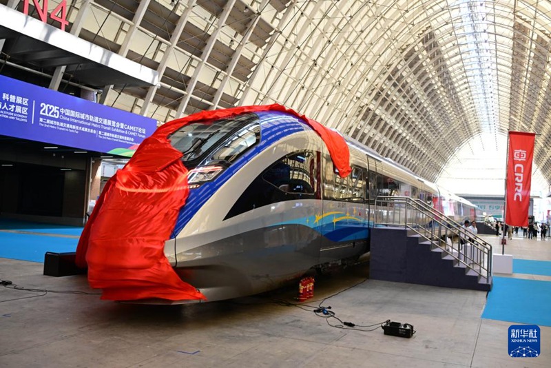 Treni ya teknolojia za kisasa yenye viwango vya China ya kutoa huduma kati ya miji yaoneshwa kwa mara ya kwanza Qingdao, China