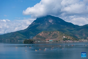Shughuli ya kwanza ya Siku ya Kuzunguka Mlima na Ziwa yafanyika kwenye Ziwa Lugu mkoani Sichuan, China