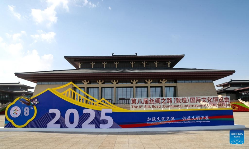 Picha hii iliyopigwa Septemba 21, 2025 ikionyesha mwonekano wa nje wa Jumba la Maonyesho ya Nane ya Utamaduni ya Kimataifa ya Njia ya Hariri (Dunhuang) huko Dunhuang, Mkoa wa Gansu, kaskazini-magharibi mwa China. (Xinhua/Lang Bingbing)