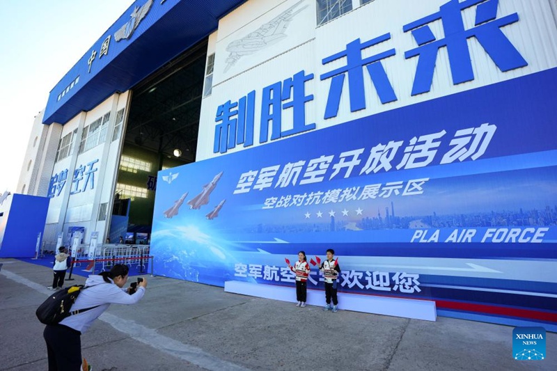 Watoto wakipiga picha katika siku za kufunguliwa kwa shughuli za Kikosi cha Anga cha Jeshi la Ukombozi wa Umma la China (PLA) na Maonyesho ya Urukaji wa Ndege ya Changchun 2025, katika Mkoa wa Jilin, kaskazini-mashariki mwa China, Septemba 20, 2025. (Xinhua/Xu Chang)