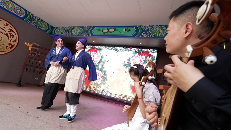 Mtalii kutoka Hispania Alvaro Lago (wa kwanza kutoka kushoto) akijaribu Opera ya Liuqin mjini Xuzhou, Mkoa wa Jiangsu, mashariki mwa China, Agosti 4, 2025. (People's Daily Online/Su Yingxiang)