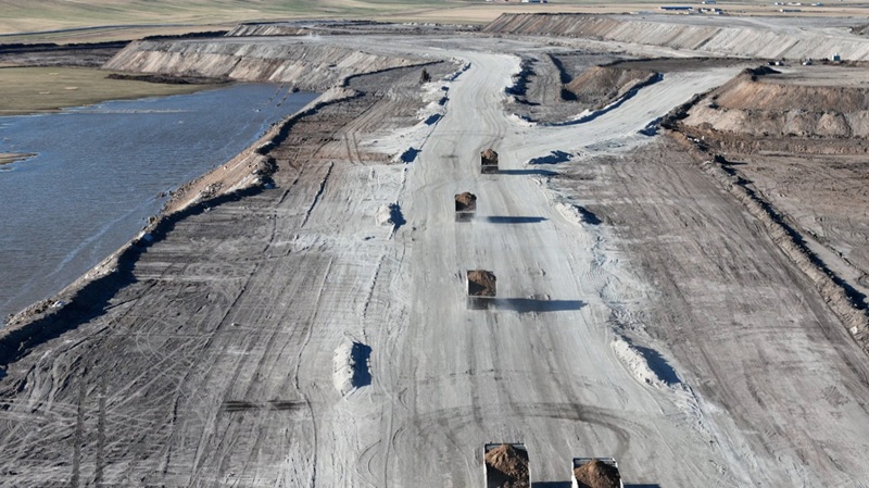 Malori ya kiotomatiki yanayotumia umeme ya kuchimba madini yakionekana yakifanya kazi kwenye mgodi wa wazi wa Yimin, Mkoa wa Mongolia ya Ndani, kaskazini mwa China. (Picha imetolewa kwa People's Daily Online)