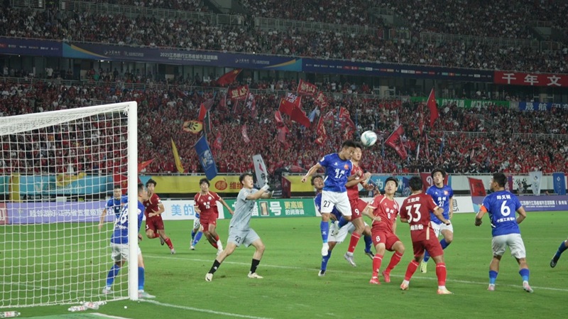 Mechi ya soka katika Kituo cha Michezo cha Olimpiki cha Xuzhou Mkoa wa Jiangsu, mashariki mwa China, Agosti 2, 2025. (People's Daily Online/Yu Le)