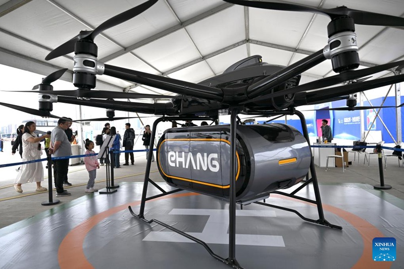 Watembeleaji maonyesho wakifahamishwa kuhusu ndege inayojiendesha bila rubani ya kunyanyua vitu vizito iliyoundwa kwa ajili ya usafirishaji bidhaa kwenye njia ya anga kwenye Mkutano wa Viwanda Duniani 2025 mjini Hefei, Mkoa wa Anhui, mashariki mwa China, Septemba 21, 2025. (Xinhua/Huang Bohan)