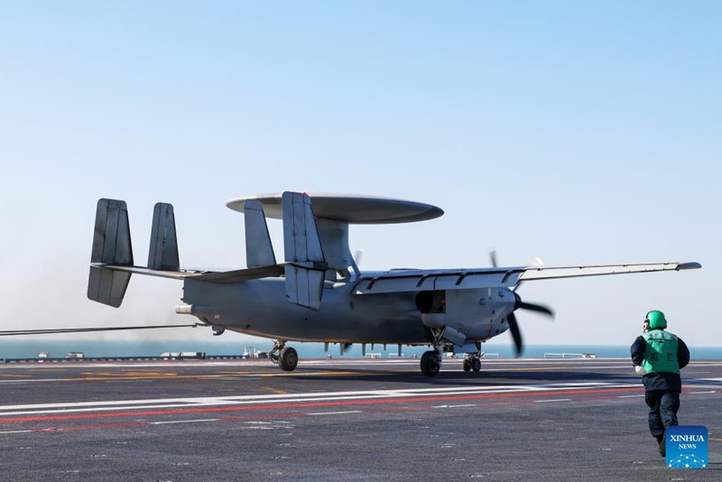 Aina tatu za ndege za kivita zakamilisha kupaa na kutua kwenye Manowari ya China ya Fujian kwa kusaidiwa na msukumo wa sumaku ya umeme