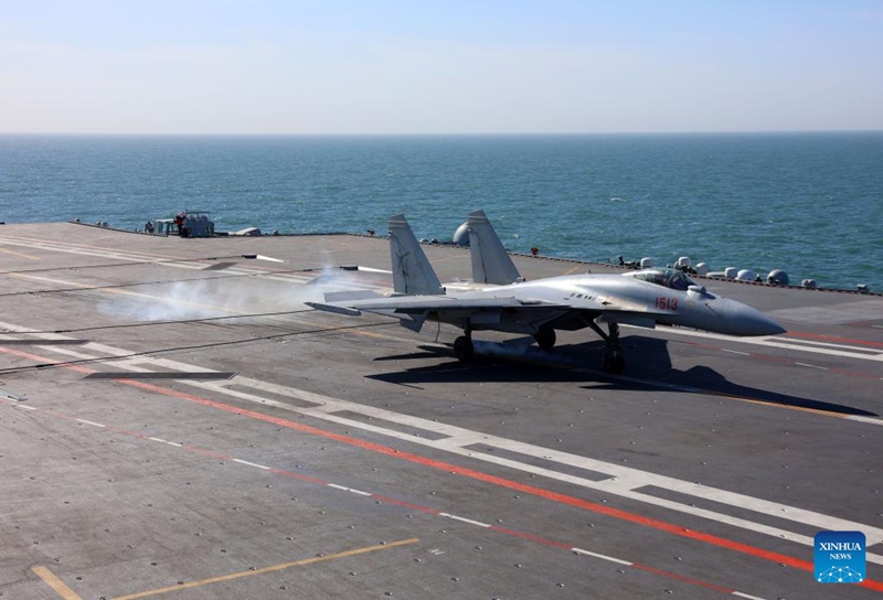 Aina tatu za ndege za kivita zakamilisha kupaa na kutua kwenye Manowari ya China ya Fujian kwa kusaidiwa na msukumo wa sumaku ya umeme