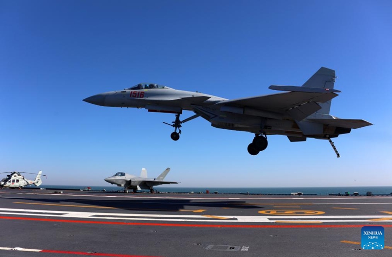 Aina tatu za ndege za kivita zakamilisha kupaa na kutua kwenye Manowari ya China ya Fujian kwa kusaidiwa na msukumo wa sumaku ya umeme