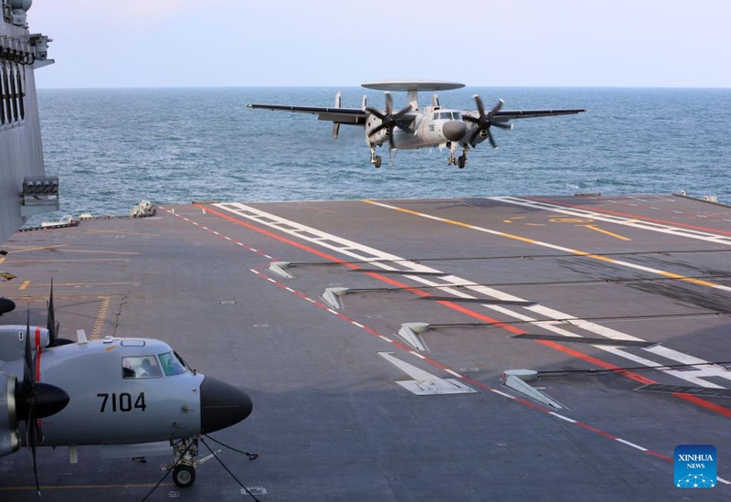 Aina tatu za ndege za kivita zakamilisha kupaa na kutua kwenye Manowari ya China ya Fujian kwa kusaidiwa na msukumo wa sumaku ya umeme