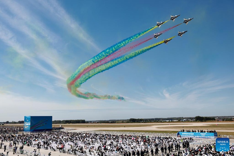 Ndege za Timu ya Sarakasi za Ndege Angani ya Bayi ya Kikosi cha Anga cha Jeshi la Ukombozi wa Umma la China (PLA) zikifanya maonyesho kwenye shughuli za kuonyeshwa kwa umma za Kikosi cha Anga cha Jeshi la Ukombozi wa Umma la China (PLA) na Maonyesho ya Anga ya Changchun 2025 mjini Changchun, Mkoani Jilin, kaskazini mashariki mwa China, Septemba 23, 2025. (Picha na Tan Sicheng/Xinhua)