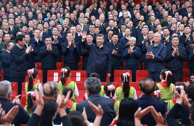 Rais Xi Jinping wa China, ambaye pia ni Katibu Mkuu wa Kamati Kuu ya Chama cha Kikomunisti cha China (CPC) na Mwenyekiti wa Kamati Kuu ya Kijeshi ya China (CMC), akipungia mkono watu wakati akihudhuria tamasha la usiku la kuadhimisha miaka 70 tangu kuanzishwa Mkoa unaojiendesha wa Kabila la Wauygur wa Xinjiang mjini Urumqi, mji mkuu wa mkoa huo, Septemba 24, 2025. (Xinhua/Ding Lin)