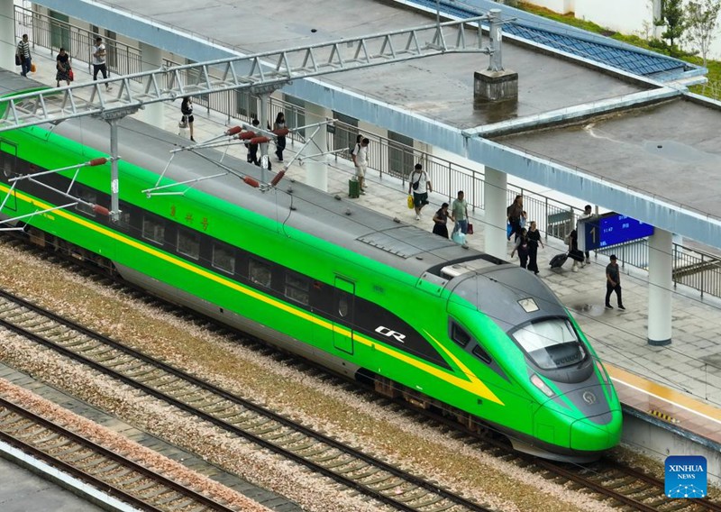 Picha iliyopigwa Septemba 24, 2025 ikionyesha abiria wakipanda na kushuka kwenye treni iliyosimama kwenye Stesheni ya Zhenghe ya Reli ya Quzhou-Ningde katika Wilaya ya Zhenghe, Mji wa Nanping, Mkoa wa Fujian, kusini-mashariki mwa China. (Xinhua/Lin Shanchuan)