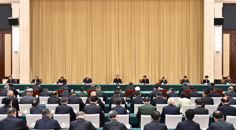 Rais wa China Xi Jinping, ambaye pia ni Katibu Mkuu wa Kamati Kuu ya Chama cha Kikomunisti cha China (CPC) na Mwenyekiti wa Kamati Kuu ya Kijeshi ya China (CMC), akitoa hotuba muhimu baada ya kusikiliza ripoti za kazi kutoka kamati ya Chama na serikali ya mkoa wa Xinjiang huko Urumqi, Mkoa unaojiendesha wa Kabila la Wauygur wa Xinjiang, kaskazini magharibi mwa China, Septemba 24, 2025. (Xinhua/Xie Huanchi)