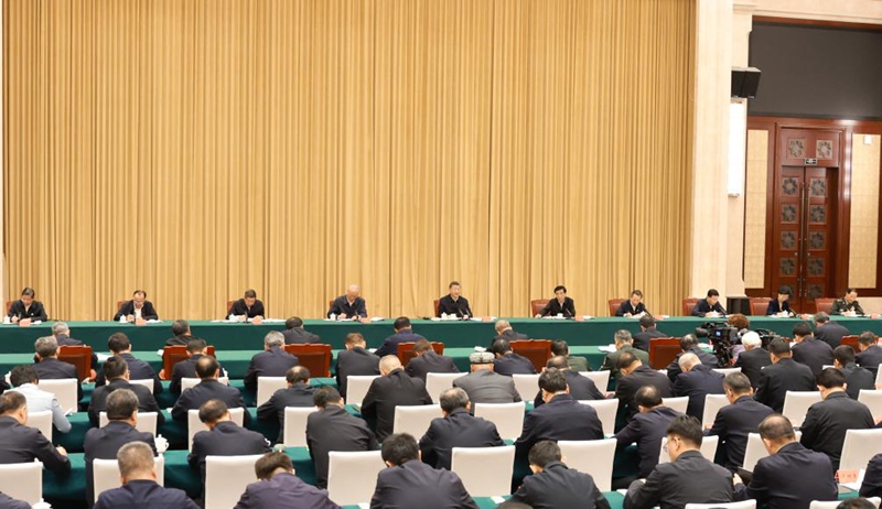 Rais wa China Xi Jinping, ambaye pia ni Katibu Mkuu wa Kamati Kuu ya Chama cha Kikomunisti cha China (CPC) na Mwenyekiti wa Kamati Kuu ya Kijeshi ya China (CMC), akitoa hotuba muhimu baada ya kusikiliza ripoti za kazi kutoka kamati ya Chama na serikali ya mkoa wa Xinjiang huko Urumqi, Mkoa unaojiendesha wa Kabila la Wauygur wa Xinjiang, kaskazini magharibi mwa China, Septemba 24, 2025. (Xinhua/Ding Lin)