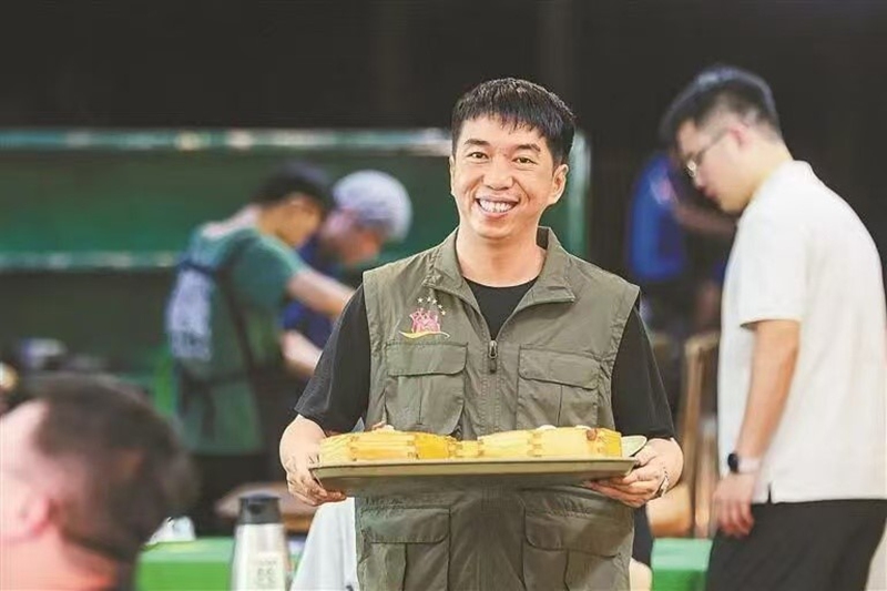 Huang Guocheng, akihudumia kwenye mkahawa wake. (Picha/Shenzhen Special Economic Zone News)