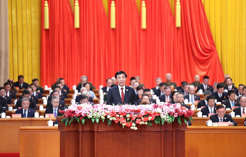 Wang Huning, mjumbe wa Kamati ya Kudumu ya Ofisi ya Siasa ya Kamati Kuu ya Chama cha Kikomunisti cha China (CPC), Mwenyekiti wa Kamati ya Kitaifa ya Baraza la Mashauriano ya Kisiasa la Watu wa China na mkuu wa ujumbe wa mamlaka kuu, akitoa hotuba kwenye mkusanyiko mkubwa wa kuadhimisha miaka 70 tangu kuanzishwa kwa Mkoa unaojiendesha wa Kabila la Wauygur wa Xinjiang huko Urumqi, mji mkuu wa mkoa huo kaskazini magharibi mwa China, Septemba 25, 2025. (Xinhua/Yao Dawei)