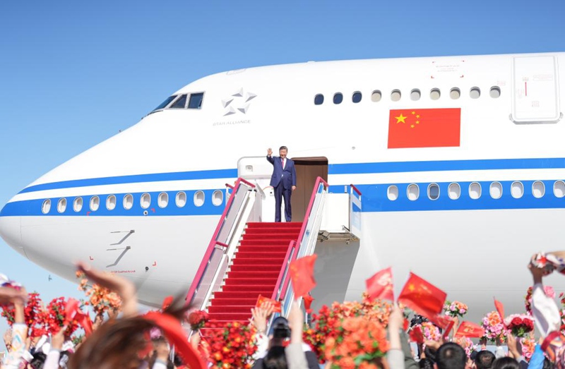 Rais wa China Xi Jinping, ambaye pia ni Katibu Mkuu wa Kamati Kuu ya Chama cha Kikomunisti cha China (CPC) na Mwenyekiti wa Kamati Kuu ya Kijeshi ya China (CMC), akipungia mkono umati wa watu waliokusanyika kumuaga kwenye Uwanja wa Ndege wa Kimataifa wa Tianshan, Urumqi katika Mkoa unaojiendesha wa Kabila la Wauygur wa Xinjiang, kaskazini-magharibi mwa China, Septemba 25, 2025. (Xinhua/Li Yan)