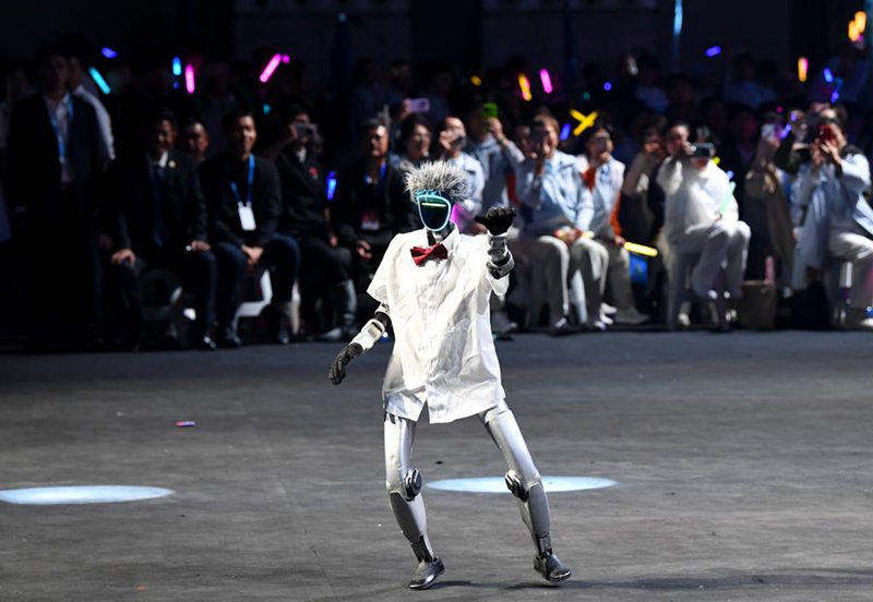 Roboti ikifanya maonyesho kwenye hafla ya ufunguzi wa Mashindano ya Tatu ya Ufundi Stadi mjini Zhengzhou, Mkoani Henan, katikati mwa China, Septemba 19, 2025. (Xinhua/Hao Yuan)