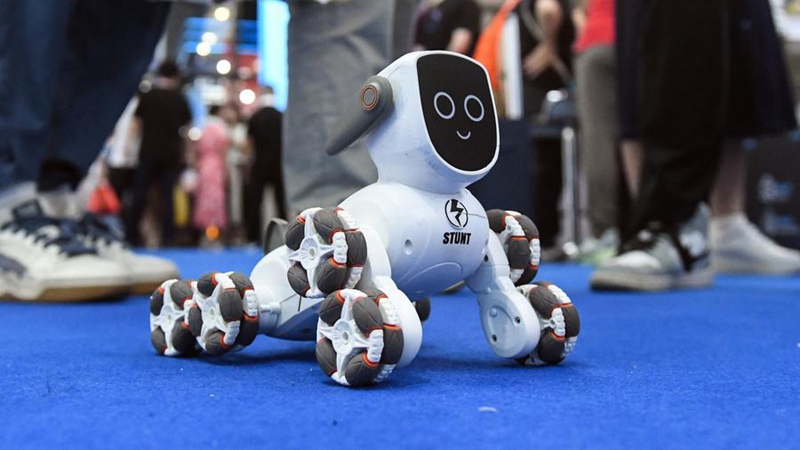 Roboti akionyesha ustadi wa kuepuka vizuizi katika Kituo cha Kimataifa cha Mikutano na Maonyesho cha Nanning mjini Nanning, mji mkuu wa Mkoa unaojiendesha wa Kabila la Wazhuang wa Guangxi, China, Septemba 19, 2025. (Xinhua/Zhang Ailin)
