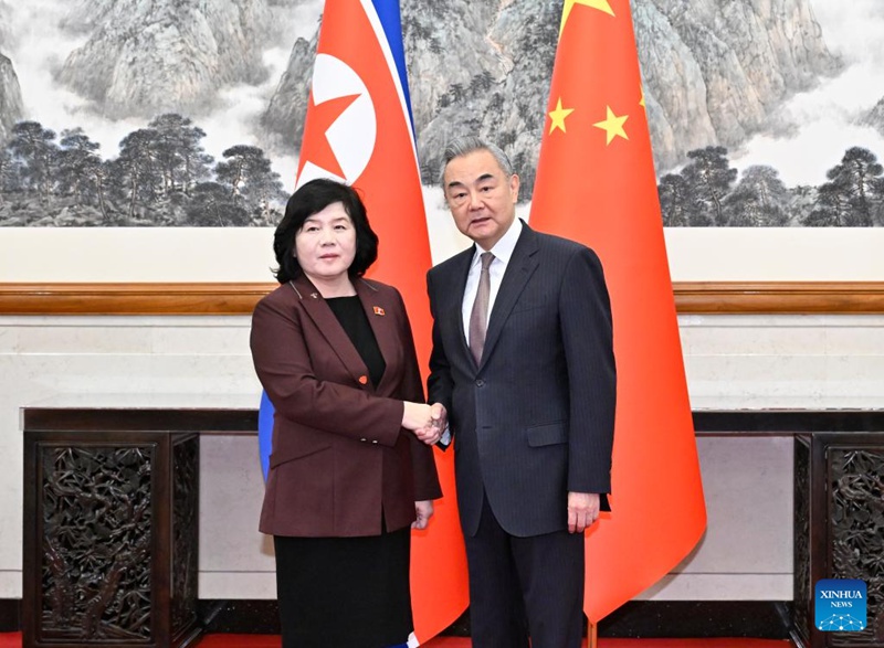 Waziri wa Mambo ya Nje wa China Wang Yi, ambaye pia ni Mjumbe wa Ofisi ya Siasa ya Kamati Kuu ya Chama cha Kikomunisti cha China (CPC), akifanya mazungumzo na Waziri wa Mambo ya Nje wa Jamhuri ya Kidemokrasia ya Watu wa Korea (DPRK) Choe Son Hui mjini Beijing, mji mkuu wa China, Septemba 28, 2025. (Xinhua/Yue Yuewei)
