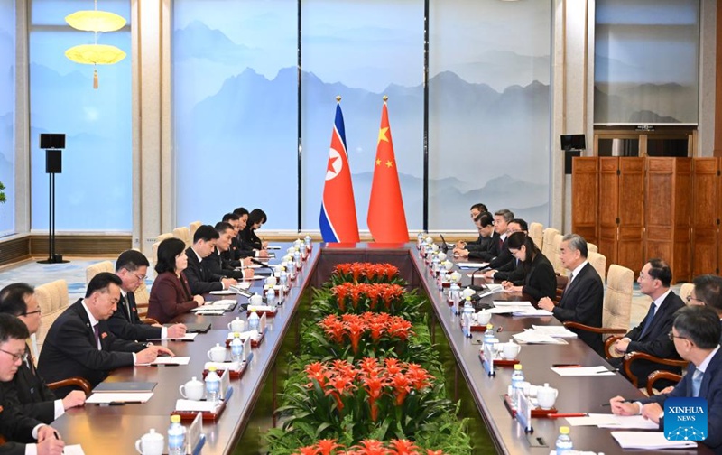 Waziri wa Mambo ya Nje wa China Wang Yi, ambaye pia ni Mjumbe wa Ofisi ya Siasa ya Kamati Kuu ya Chama cha Kikomunisti cha China (CPC), akifanya mazungumzo na Waziri wa Mambo ya Nje wa Jamhuri ya Kidemokrasia ya Watu wa Korea (DPRK) Choe Son Hui mjini Beijing, mji mkuu wa China, Septemba 28, 2025. (Xinhua/Yue Yuewei)