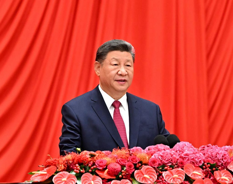 Rais Xi Jinping wa China, ambaye pia ni Katibu Mkuu wa Kamati Kuu ya Chama cha Kikomunisti cha China (CPC) na Mwenyekiti wa Kamati Kuu ya Kijeshi ya China (CMC), akitoa hotuba muhimu katika tafrija ya kuadhimisha miaka 76 tangu kuanzishwa kwa Jamhuri ya Watu wa China kwenye Jumba la Mikutano ya Umma mjini Beijing, mji mkuu wa China, Septemba 30, 2025. (Xinhua)