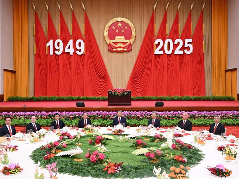 Viongozi wa Chama cha Kikomunisti cha China (CPC) na Serikali ya China Xi Jinping, Li Qiang, Zhao Leji, Wang Huning, Cai Qi, Ding Xuexiang, Li Xi na Han Zheng, wakihudhuria tafrija ya kuadhimisha miaka 76 tangu kuanzishwa kwa Jamhuri ya Watu wa China kwenye Jumba la Mikutano ya Umma mjini Beijing, mji mkuu wa China, Septemba 30, 2025. (Xinhua/Xie Huanchi)