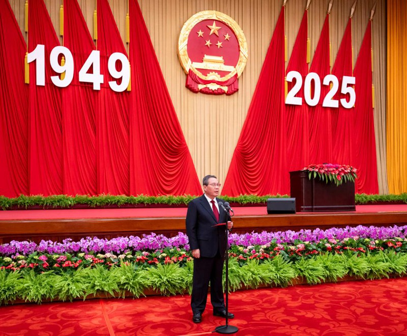 Waziri Mkuu wa China Li Qiang, ambaye pia ni Mjumbe wa Kamati ya Kudumu ya Ofisi ya Siasa ya Kamati Kuu ya Chama cha Kikomunisti cha China (CPC), akiongoza tafrija ya kuadhimisha miaka 76 tangu kuanzishwa kwa Jamhuri ya Watu wa China kwenye Jumba la Mikutano ya Umma mjini Beijing, mji mkuu wa China, Septemba 30, 2025. (Xinhua/Zhai Jianlan)