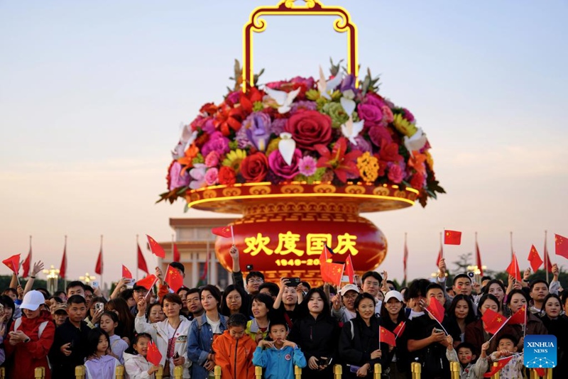 Hafla ya kupandisha bendera yafanyika Uwanja wa Tian'anmen, Beijing kuadhimisha miaka 76 tangu kuanzishwa Jamhuri ya Watu wa China