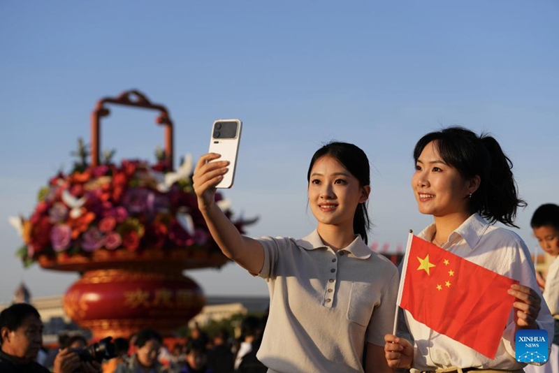 Hafla ya kupandisha bendera yafanyika Uwanja wa Tian'anmen, Beijing kuadhimisha miaka 76 tangu kuanzishwa Jamhuri ya Watu wa China