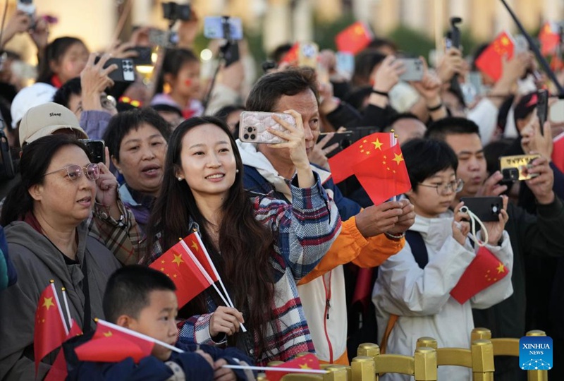 Hafla ya kupandisha bendera yafanyika Uwanja wa Tian'anmen, Beijing kuadhimisha miaka 76 tangu kuanzishwa Jamhuri ya Watu wa China