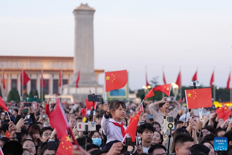 Hafla ya kupandisha bendera yafanyika Uwanja wa Tian'anmen, Beijing kuadhimisha miaka 76 tangu kuanzishwa Jamhuri ya Watu wa China