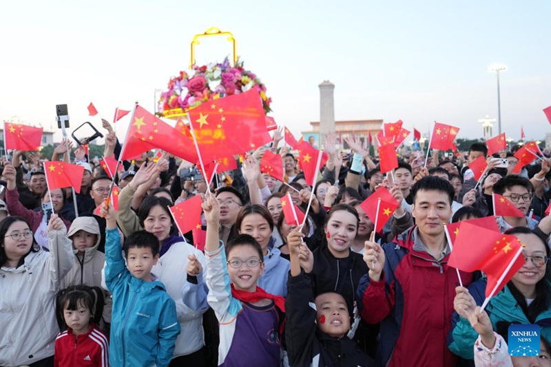 Hafla ya kupandisha bendera yafanyika Uwanja wa Tian'anmen, Beijing kuadhimisha miaka 76 tangu kuanzishwa Jamhuri ya Watu wa China
