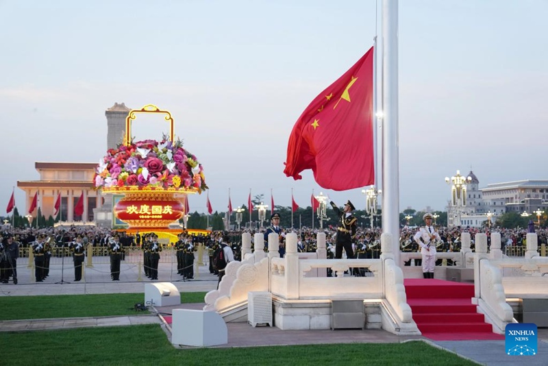 Hafla ya kupandisha bendera yafanyika Uwanja wa Tian'anmen, Beijing kuadhimisha miaka 76 tangu kuanzishwa Jamhuri ya Watu wa China