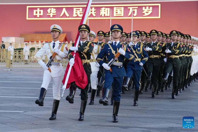 Hafla ya kupandisha bendera yafanyika Uwanja wa Tian'anmen, Beijing kuadhimisha miaka 76 tangu kuanzishwa Jamhuri ya Watu wa China