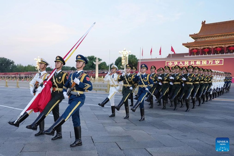 Hafla ya kupandisha bendera yafanyika Uwanja wa Tian'anmen, Beijing kuadhimisha miaka 76 tangu kuanzishwa Jamhuri ya Watu wa China