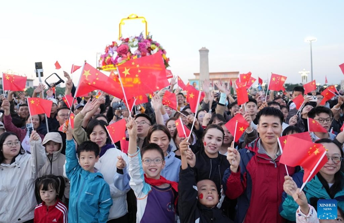 Hafla ya kupandisha bendera yafanyika Uwanja wa Tian'anmen, Beijing kuadhimisha miaka 76 tangu kuanzishwa Jamhuri ya Watu wa China
