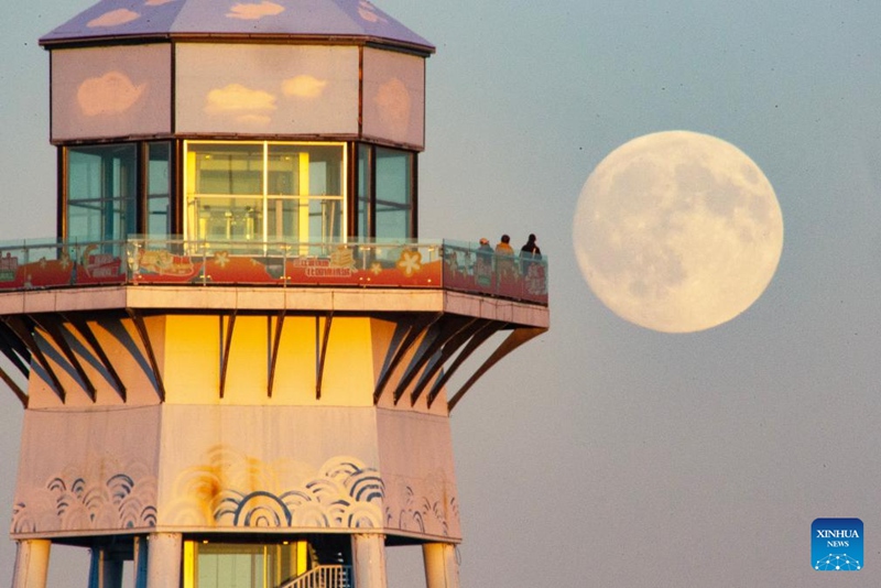 Mwezi mpevu wavutia kote China wakati wa Sikukuu ya Mbalamwezi ya China