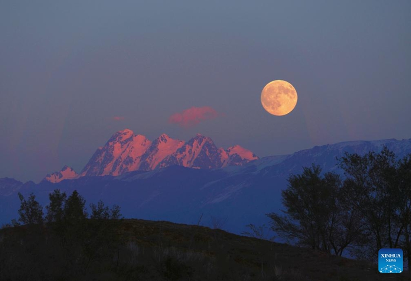 Mwezi mpevu wavutia kote China wakati wa Sikukuu ya Mbalamwezi ya China