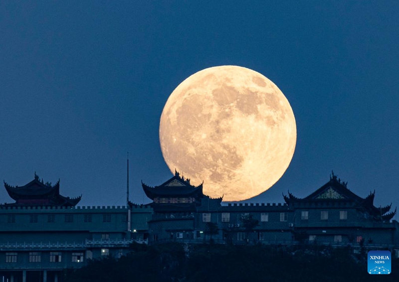 Mwezi mpevu wavutia kote China wakati wa Sikukuu ya Mbalamwezi ya China