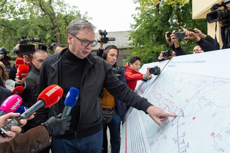 Rais wa Serbia Aleksandar Vucic akiangalia ubao kionyeshi wa reli ya mwendo kasi ya Hungary-Serbia mjini Subotica, Serbia, Oktoba 3, 2025.(Xinhua/Shi Zhongyu)