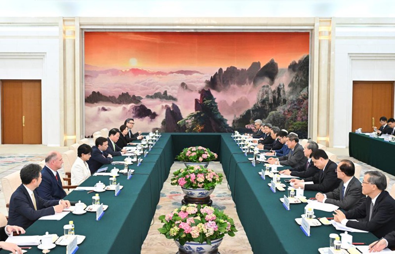 Naibu Waziri Mkuu wa China He Lifeng, ambaye pia ni Mjumbe wa Ofisi ya Siasa ya Kamati Kuu ya Chama cha Kikomunisti cha China (CPC) jana hapa Beijing akikutana na viongozi wa kampuni kubwa tatu za kimataifa: Abbott Laboratories kutoka Marekani, Prudential kutoka Uingereza, na SK Group kutoka Jamhuri ya Korea.   (Xinhua/Yue Yuewei)