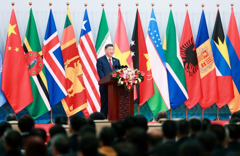 Rais Xi Jinping wa China akihudhuria  kwenye ufunguzi wa Mkutano wa Viongozi Wanawake Duniani na kutoa hotuba kuu kwenye Kituo cha Mikutano cha Kitaifa cha China mjini Beijing, Oktoba 13, 2025. (Xinhua/Ding Haitao)