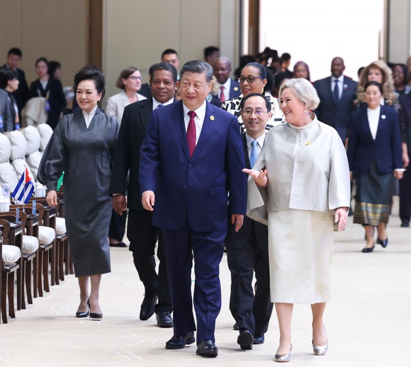 Rais Xi Jinping wa China akihudhuria  kwenye ufunguzi wa Mkutano wa Viongozi Wanawake Duniani na kutoa hotuba kuu kwenye Kituo cha Mikutano cha Kitaifa cha China mjini Beijing, Oktoba 13, 2025. (Xinhua/Liu Weibing)