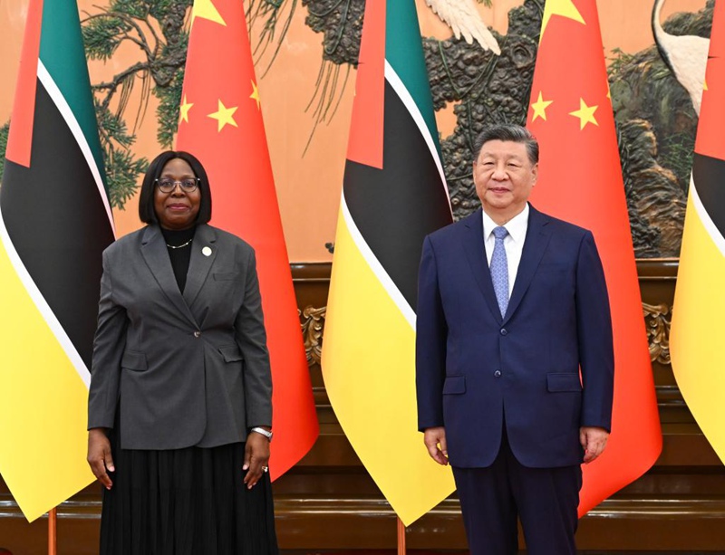 Rais Xi Jinping wa China akikutana na Waziri Mkuu wa Msumbiji Maria Benvinda Delfina Levi, ambaye alikuwa Beijing  kuhudhuria Mkutano wa Viongozi Duniani kuhusu Wanawake kwenye Jumba la Mikutano ya Umma la Beijing,  Oktoba 14, 2025. (Xinhua/Zhai Jianlan)