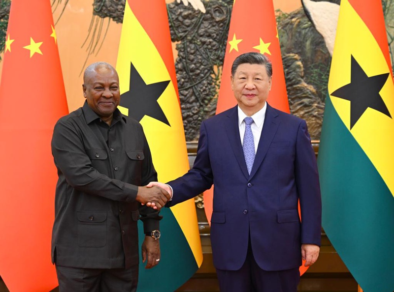 Rais Xi Jinping wa China akikutana na Rais John Dramani Mahama wa Ghana, ambaye yuko Beijing kuhudhuria Mkutano wa Viongozi Duniani kuhusu Wanawake, kwenye Jumba la Mikutano ya Umma la Beijing, mji mkuu wa China, Oktoba 14, 2025. (Xinhua/Xie Huanchi)