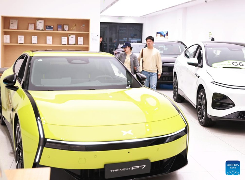 Wateja wakitazama magari yanayotumia nishati mpya kwenye  duka lililoko Eneo la Wuchang la Mji wa Wuhan, Mkoa wa Hubei, katikati mwa China, Oktoba 14, 2025. (Picha na Zhao Jun/Xinhua)