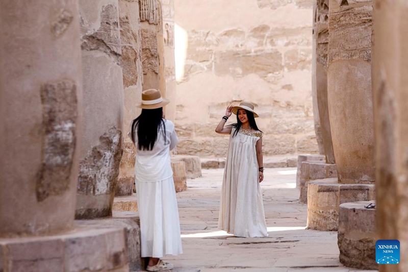Watalii wa China wakipiga picha wakati wakifanya utalii kwenye Jumba la Hekalu la Karnak mjini Luxor, Misri, Oktoba 5, 2025.(Xinhua/Ahmed Gomaa)