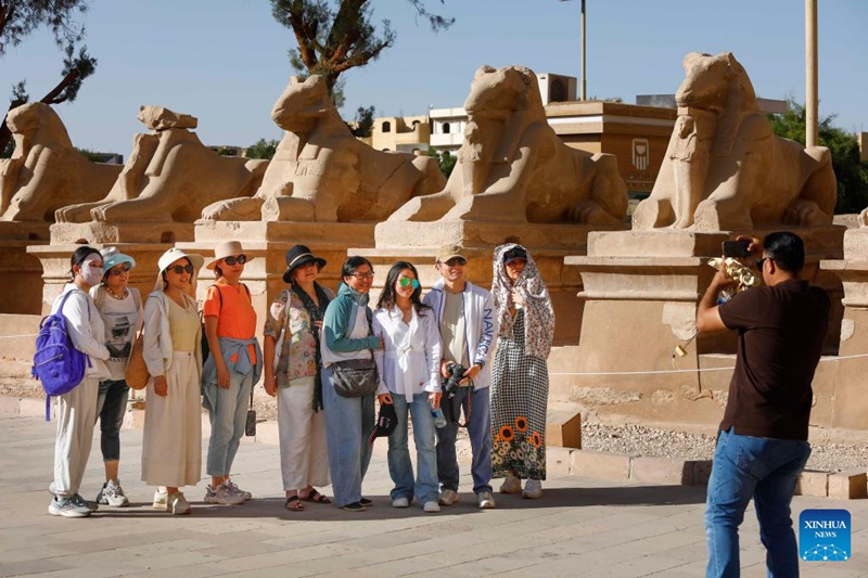Watalii wa China wakipiga picha wakati wakifanya utalii kwenye Jumba la Hekalu la Karnak mjini Luxor, Misri, Oktoba 5, 2025.(Xinhua/Ahmed Gomaa)