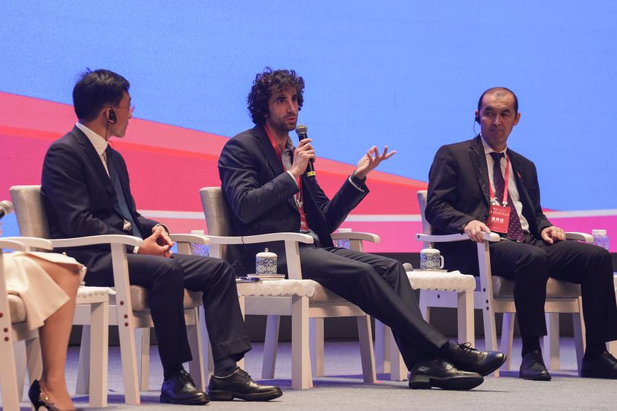 Wageni wakihudhuria kikao cha mazungumzo kwenye Mazungumzo ya Mameya Duniani mjini Jingdezhen, Mkoani Jiangxi, mashariki mwa China, Oktoba 19, 2025. (Xinhua/Zhou Mi)